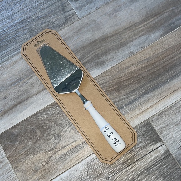 Rae Dunn 11” Cake Server - Picture 2 of 2